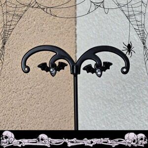 🎃‎ Vintage-style Black Bat Stud Earrings (NWOT)